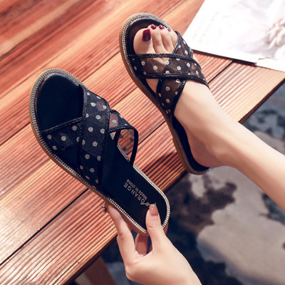 Γυναικείες παντόφλες με επίπεδη σόλα και λουλουδάτο μοτίβο