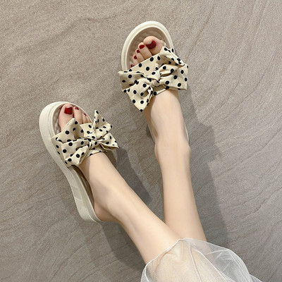 Γυναικείες παντόφλες με επίπεδη σόλα και κορδέλα πουά