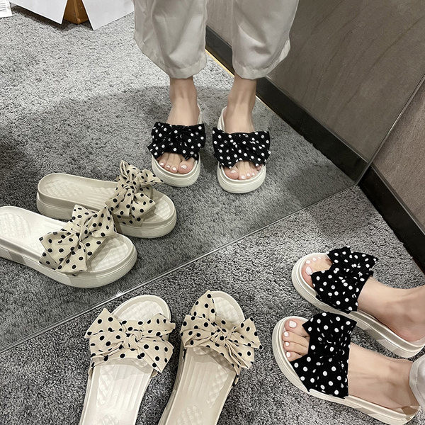 Γυναικείες παντόφλες με επίπεδη σόλα και κορδέλα πουά