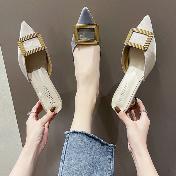 Sieviešu smailas čības ar sprādzi