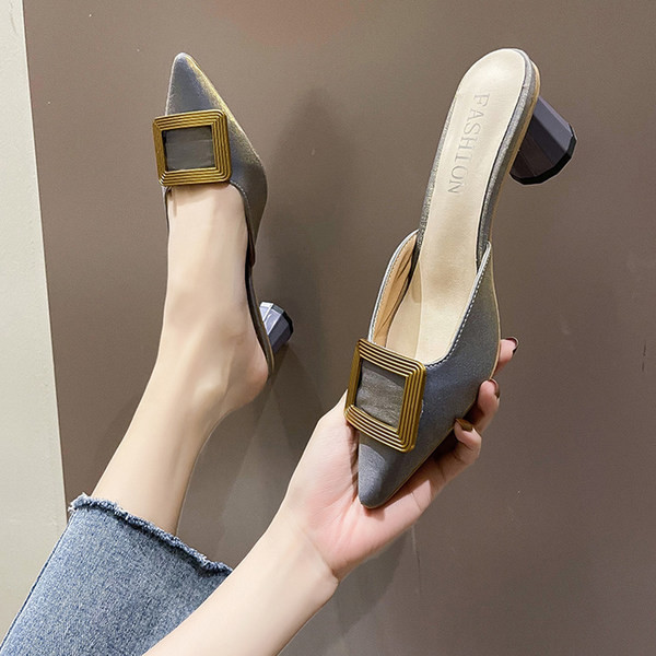 Sieviešu smailas čības ar sprādzi