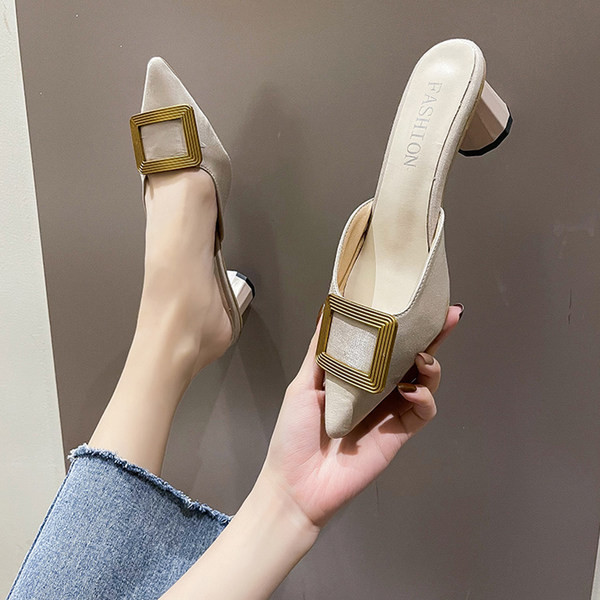 Sieviešu smailas čības ar sprādzi