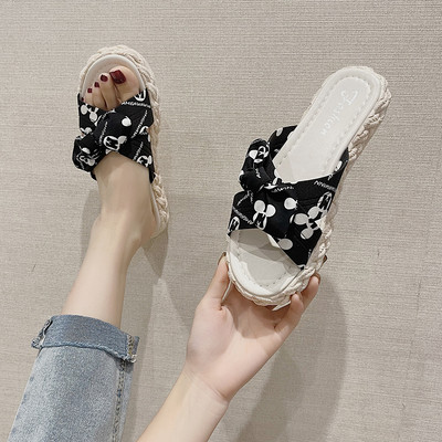 Sieviešu čības ar plakanu zoli divās krāsās