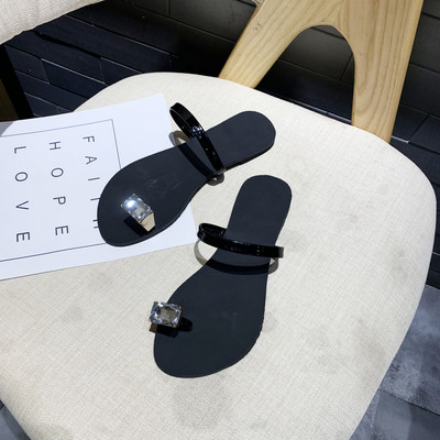 Sieviešu čības ar lielu dekoratīvo akmeni un plakanu zoli