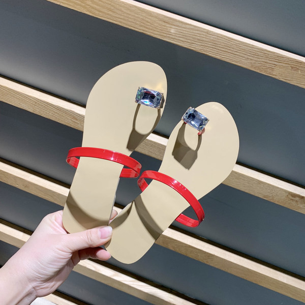 Sieviešu čības ar lielu dekoratīvo akmeni un plakanu zoli