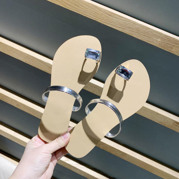 Sieviešu čības ar lielu dekoratīvo akmeni un plakanu zoli