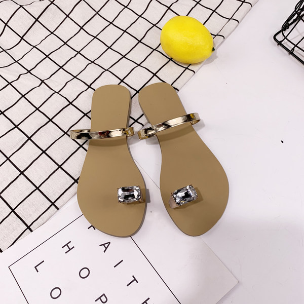 Sieviešu čības ar lielu dekoratīvo akmeni un plakanu zoli