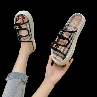 Γυναικείες παντόφλες σε διάφορα χρώματα με αγκράφα