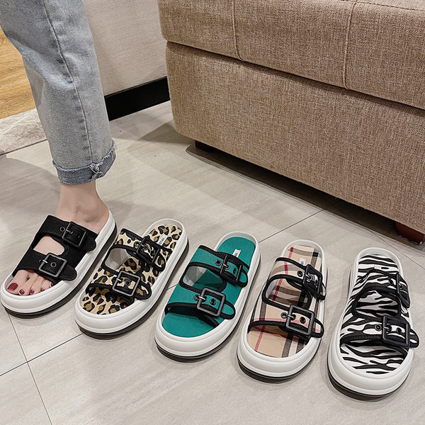 Γυναικείες παντόφλες σε διάφορα χρώματα με αγκράφα