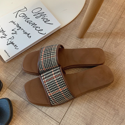 Model nou de papuci de dama in carouri din stofa si piele