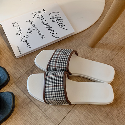 Model nou de papuci de dama in carouri din stofa si piele