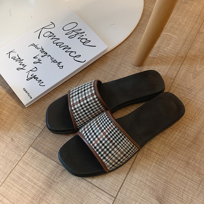 Model nou de papuci de dama in carouri din stofa si piele