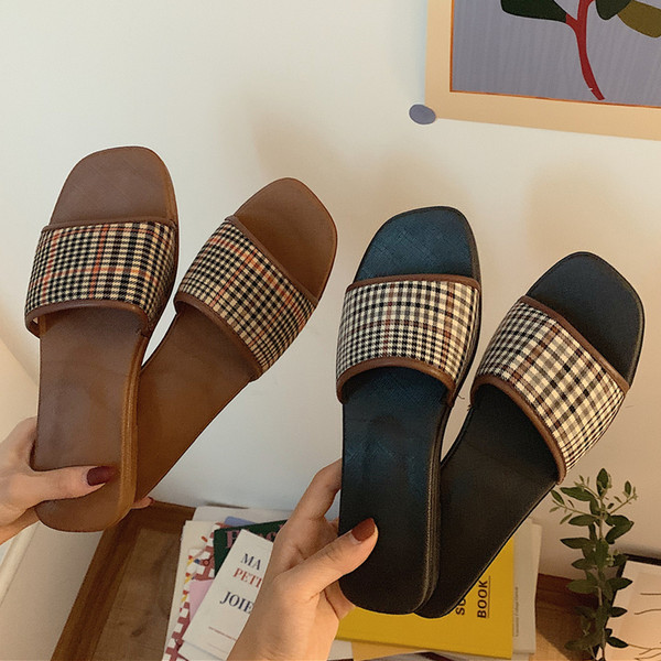 Model nou de papuci de dama in carouri din stofa si piele