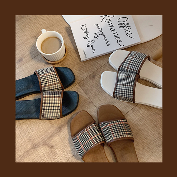 Model nou de papuci de dama in carouri din stofa si piele