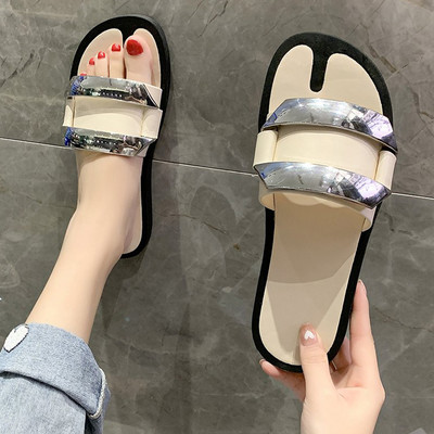 Γυναικείες παντόφλες με επίπεδη σόλα και μεταλλική διακόσμηση