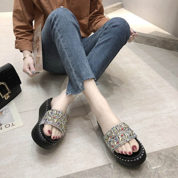 Modernas sieviešu čības ar akmeņiem un 4 cm augstu platformu