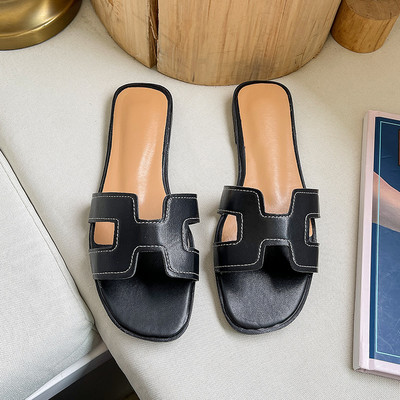 Νέο μοντέλο casual παντόφλες με επίπεδη σόλα και έκο δερμάτινο λουράκι