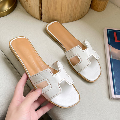 Νέο μοντέλο casual παντόφλες με επίπεδη σόλα και έκο δερμάτινο λουράκι