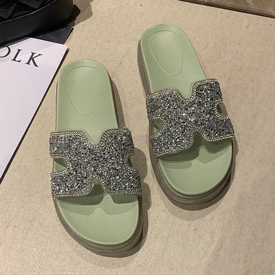 Model nou de papuci cu platforma si curea cu efect stralucitor