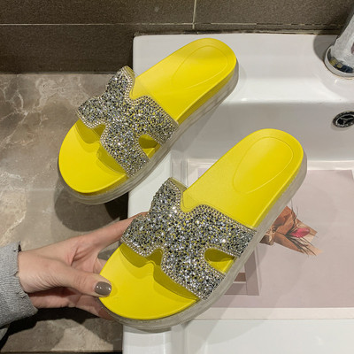 Model nou de papuci cu platforma si curea cu efect stralucitor