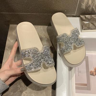 Model nou de papuci cu platforma si curea cu efect stralucitor