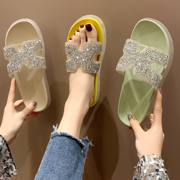 Model nou de papuci cu platforma si curea cu efect stralucitor