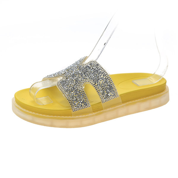 Model nou de papuci cu platforma si curea cu efect stralucitor