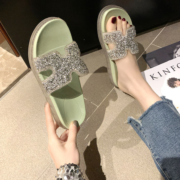 Model nou de papuci cu platforma si curea cu efect stralucitor