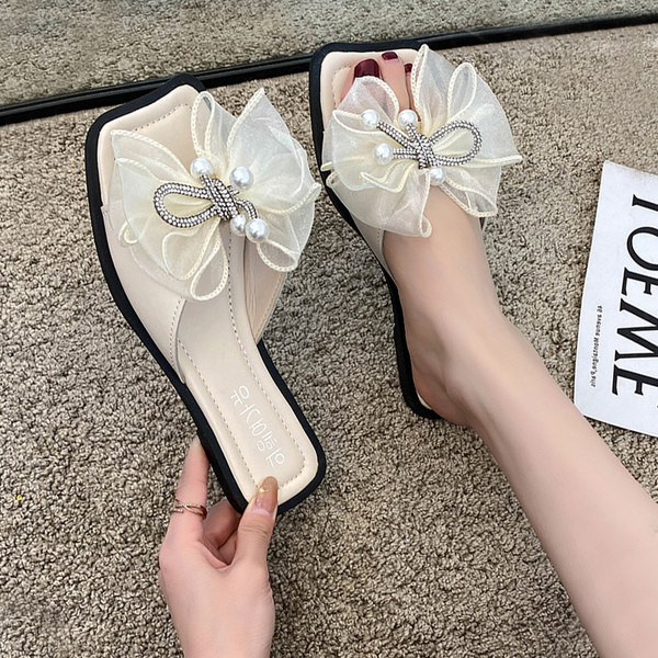 Modernas sieviešu čības ar pērlēm un lentīti