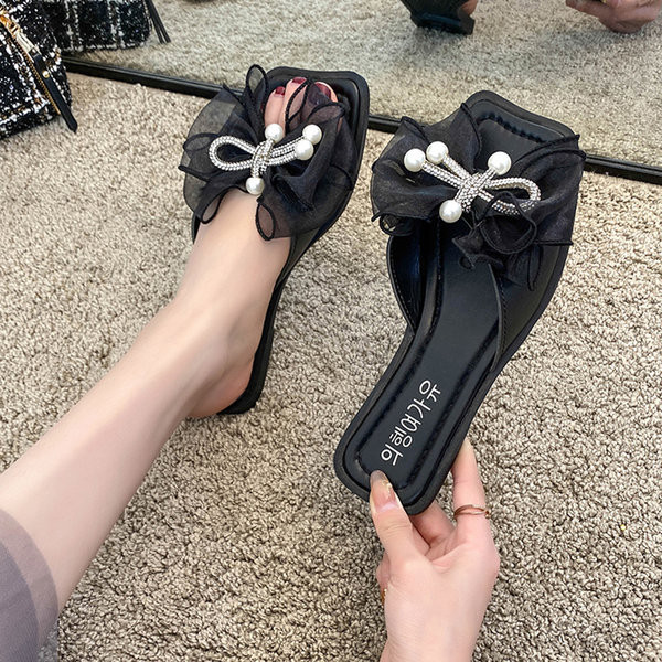 Modernas sieviešu čības ar pērlēm un lentīti