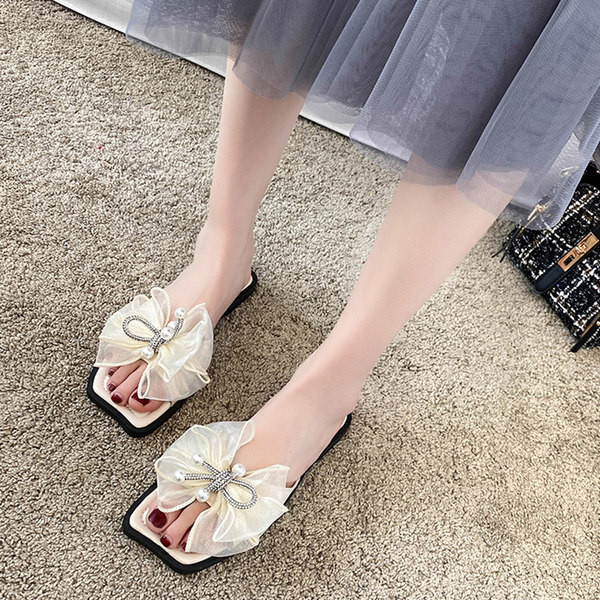 Modernas sieviešu čības ar pērlēm un lentīti