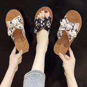 Γυναικείες παντόφλες με επίπεδη σόλα σε λευκό και μαύρο χρώμα