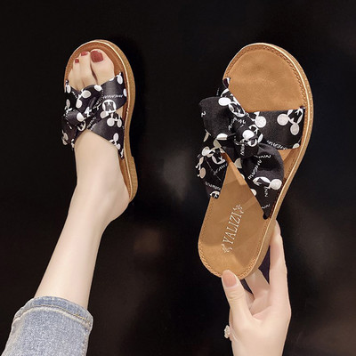 Γυναικείες παντόφλες με επίπεδη σόλα σε λευκό και μαύρο χρώμα