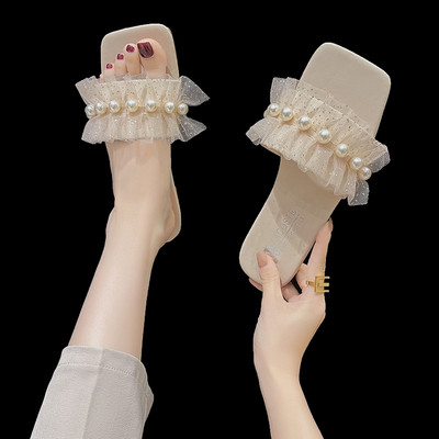 Sieviešu čības ar plakanu zoli un pērļu rotājumu