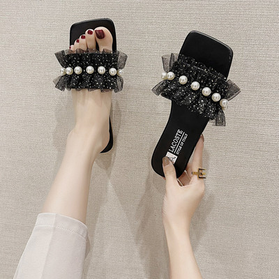 Sieviešu čības ar plakanu zoli un pērļu rotājumu