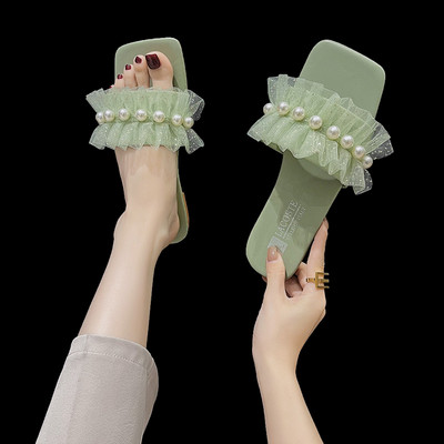 Sieviešu čības ar plakanu zoli un pērļu rotājumu