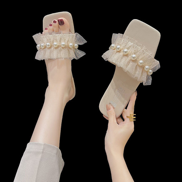 Sieviešu čības ar plakanu zoli un pērļu rotājumu