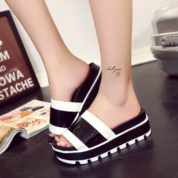 Modernas sieviešu čības no mākslīgās ādas ar augstu platformu