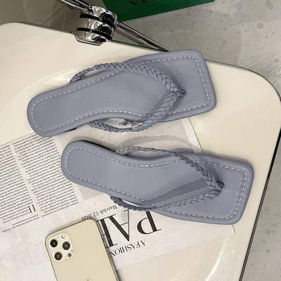 Model nou de papuci de dama din piele intre degete