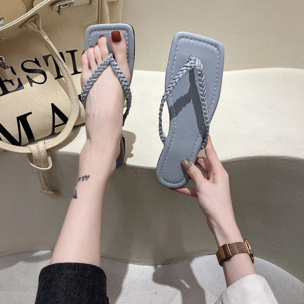 Model nou de papuci de dama din piele intre degete