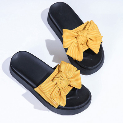 Παντόφλες με πλατφόρμα και λουράκι με κορδέλα