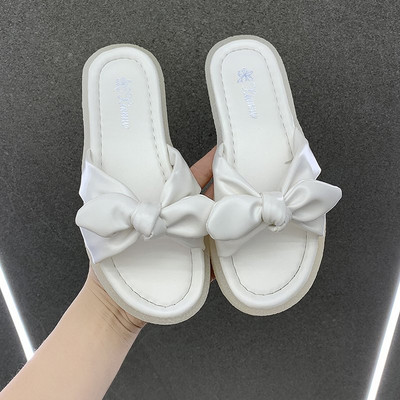 Γυναικείες παντόφλες με επίπεδη σόλα και κορδέλα