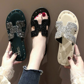 Jauns čību modelis ar plakanu zoli un siksnu ar spīdīgu efektu