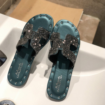 Jauns čību modelis ar plakanu zoli un siksnu ar spīdīgu efektu