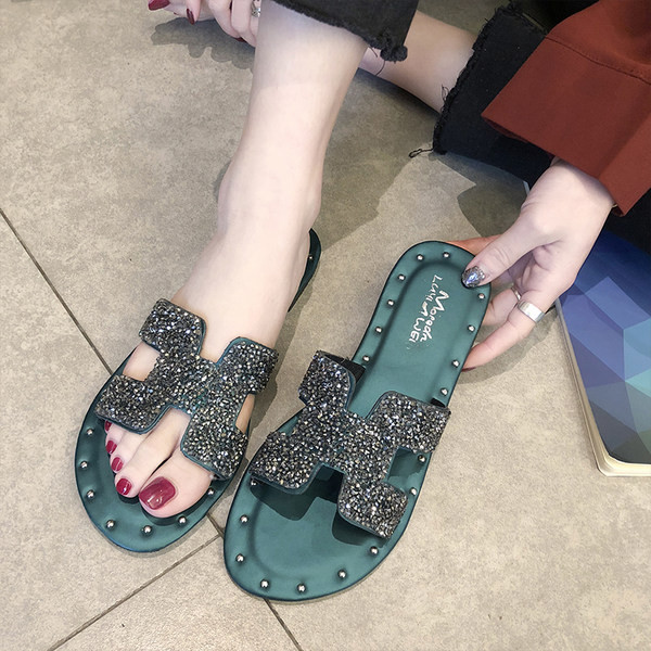 Jauns čību modelis ar plakanu zoli un siksnu ar spīdīgu efektu