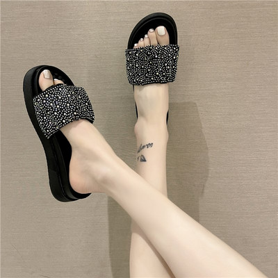 Γυναικείες παντόφλες με επίπεδη σόλα και πέρλες