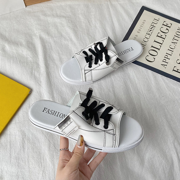 Sieviešu ikdienas čības ar mežģīnēm un plakanu zoli