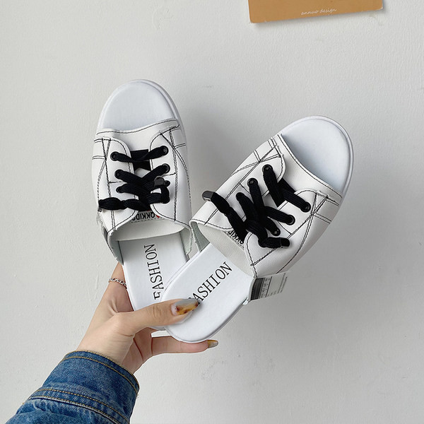 Sieviešu ikdienas čības ar mežģīnēm un plakanu zoli