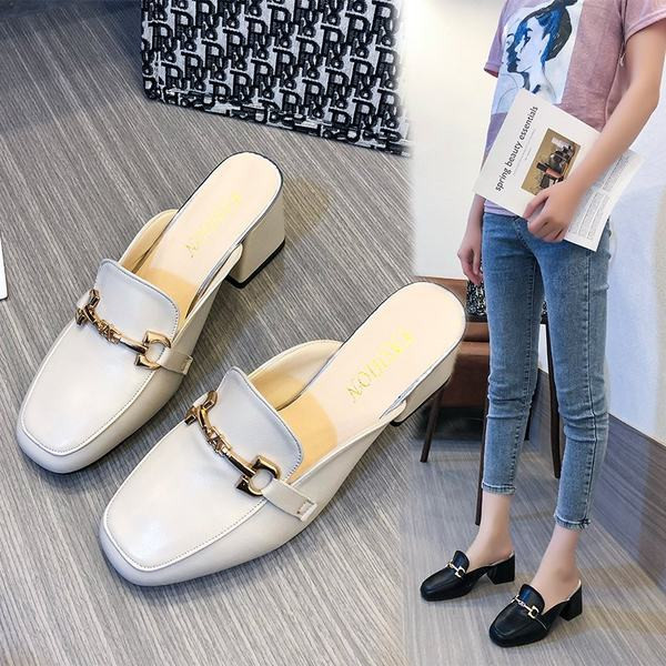 Γυναικείες έκο δερμάτινες παντόφλες με μεταλλική διακόσμηση