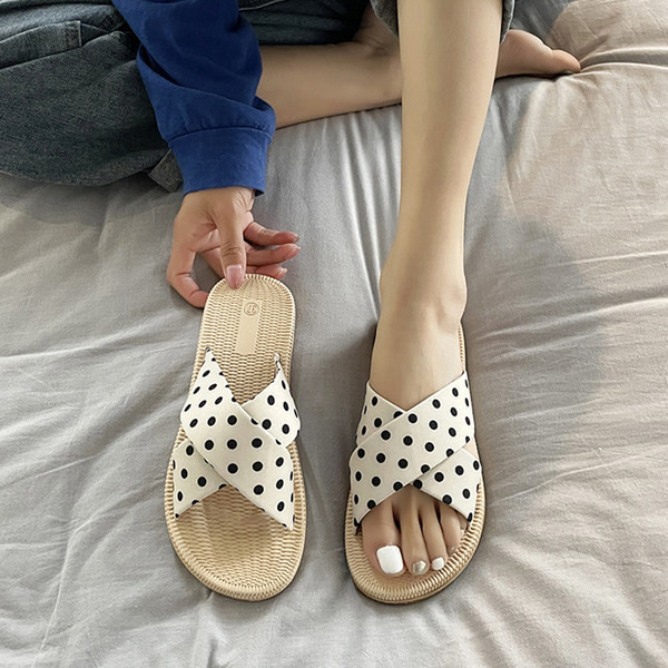 Papuci moderni de dama cu talpa cu buline